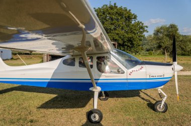 Roma, İtalya - Ağustos 2018: Deneyimli bir pilot ve bir küçük kız çocuğu bir ışık motorlu uçak Tecnam P92-S yankı dümen