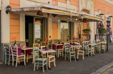 Roma, İtalya - Ağustos 2018: Teras, bir İtalyan restoranı sokakta