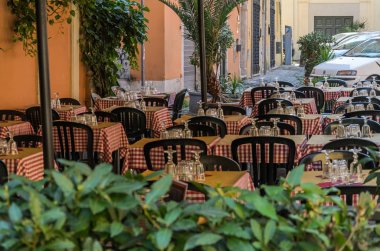 Roma, İtalya - Ağustos 2018: Teras, bir İtalyan restoranı sokakta