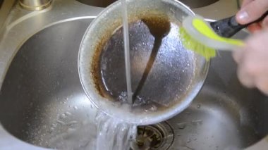 Pan lavaboya bulaşık yıkar