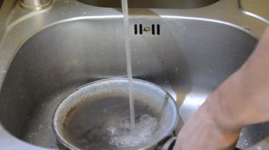 Pan lavaboya bulaşık yıkar