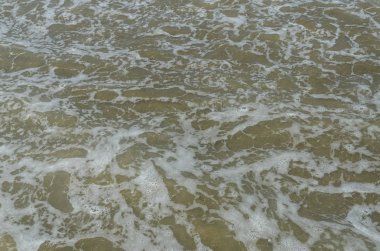 Kumsalda deniz dalgaları