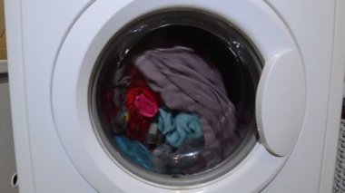 Çamaşır makinesi davul renkli elbise yıkar