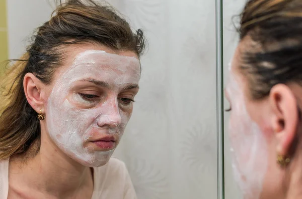 Chica Joven Hace Una Máscara Cosmética Blanca — Foto de Stock