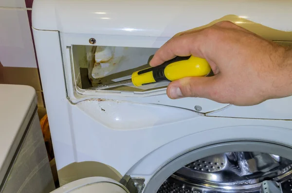 Master Reparationer Tvättmaskin Med Skruvmejsel — Stockfoto
