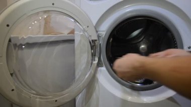 Master çamaşır makinesi bir tornavida ile onarır.