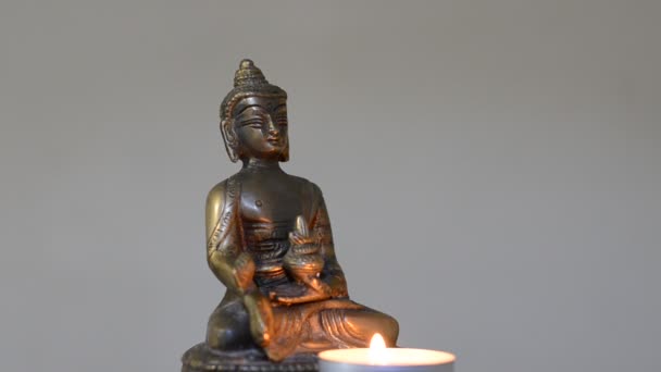 Buddha Statue Mit Brennenden Kerzen — Stockvideo