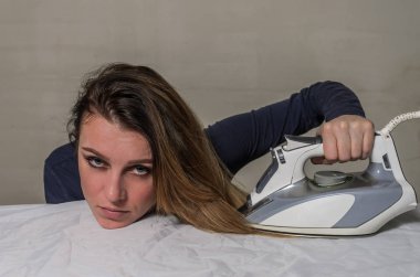 Genç güzel kız saçları Ütü Masası üzerinde Ütü