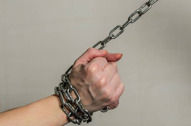 Hafif bir arka plan üzerinde zincirleme eller