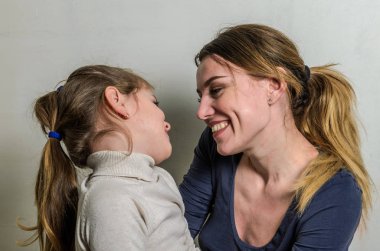 Genç çekici anne kızıyla birlikte - mutlu aile çalış