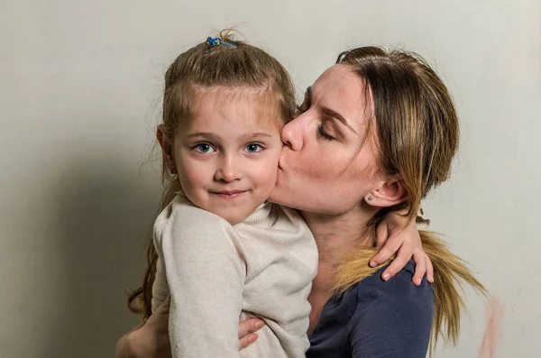 Jeune Mère Charmante Joue Avec Fille Famille Heureuse — Photo