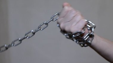 Hafif bir arka plan üzerinde zincirleme eller