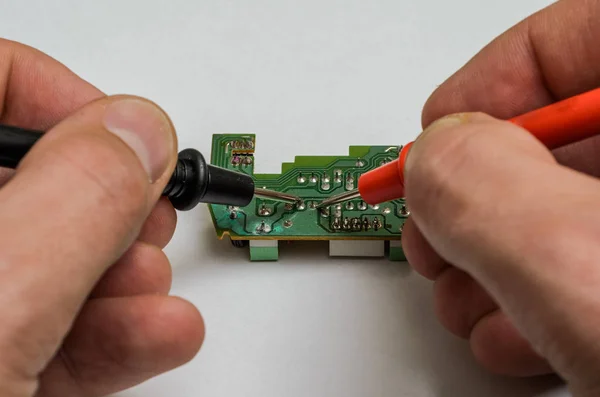 Master Ingenjör Tester Och Reparerar Mikrochip Med Multimeter — Stockfoto