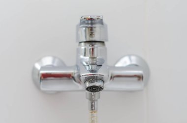 Banyo musluk damlayan su