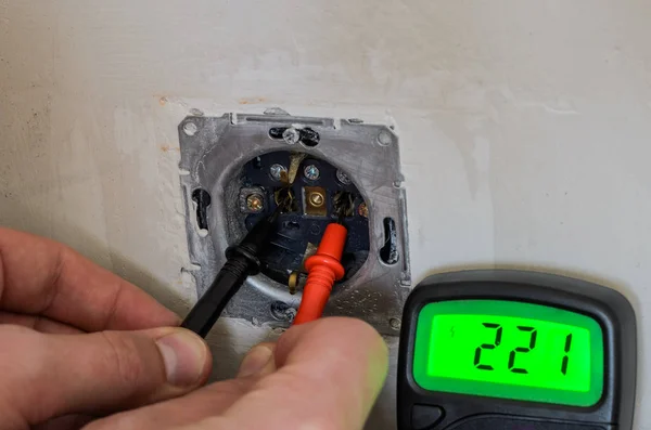 Mestre Eletricista Testa Tensão Tomada Com Multímetro Durante Reparação Instalação — Fotografia de Stock