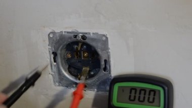 Ana elektrikçi gerilim yuvaya bir multimetre ile onarım ve yükleme sırasında testleri
