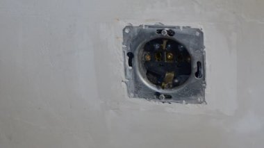 Ana elektrikçi gerilim yuvaya bir multimetre ile onarım ve yükleme sırasında testleri