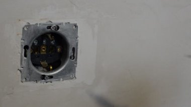Ana elektrikçi gerilim yuvaya bir multimetre ile onarım ve yükleme sırasında testleri