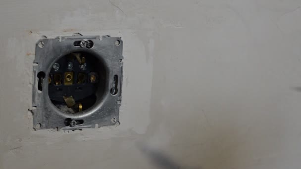Electricista Maestro Prueba Voltaje Zócalo Con Multímetro Durante Reparación Instalación — Vídeo de stock