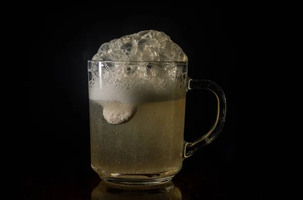 Man Throws Effervescent Tablet Water — Stock Photo, Image