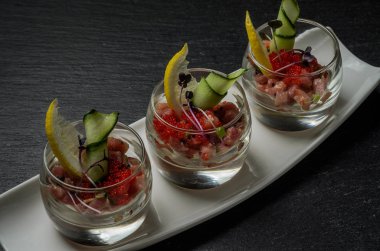 Zencefil ve uçan balık balık yumurtası ile mavi yüzgeçli