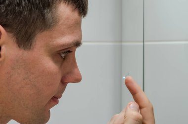 Adam göz teması lens takmış