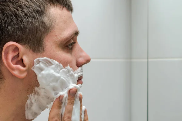 Man Rakning Rakhyvel Och Raklödder Badrummet — Stockfoto