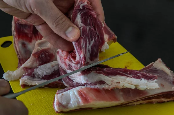 Der Metzger Schneidet Das Lammfleisch Auf Dem Brett — Stockfoto