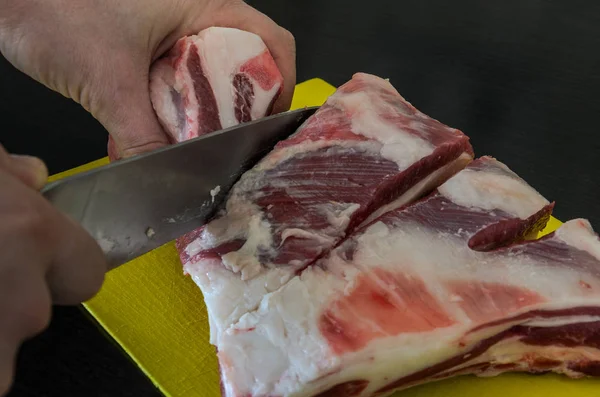 Hentes Csökkenti Bárány Hús Fedélzeten — Stock Fotó