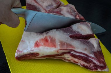  Kasap kuzu eti tahtada keser.