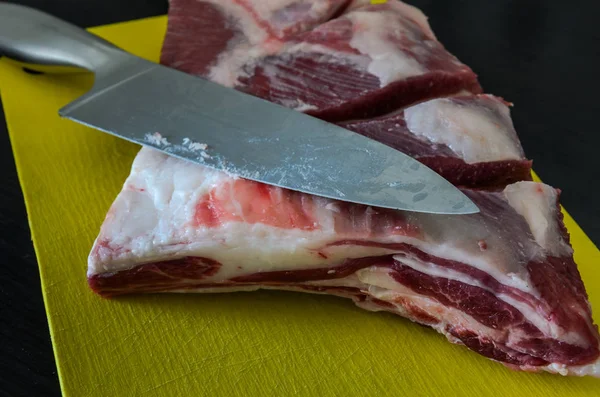 Hentes Csökkenti Bárány Hús Fedélzeten — Stock Fotó