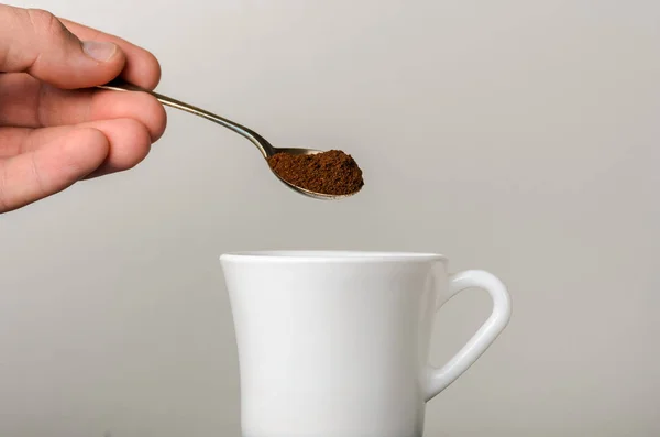 Café Moído Derramado Uma Xícara Branca Com Uma Colher — Fotografia de Stock