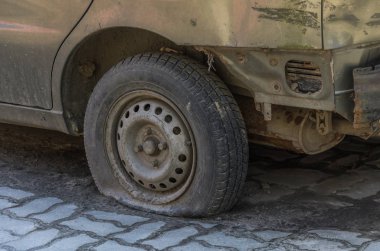 Eski bir terkedilmiş paslı arabada deldi düz lastik
