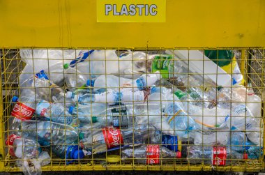 Lviv, Ukrayna-Mart 2019: açık havada plastik şişeler toplama ve geri dönüşüm için çöp kutusu