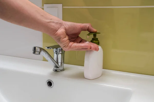 Man Tvättar Händerna Med Flytande Tvål Badrummet Diskhon — Stockfoto