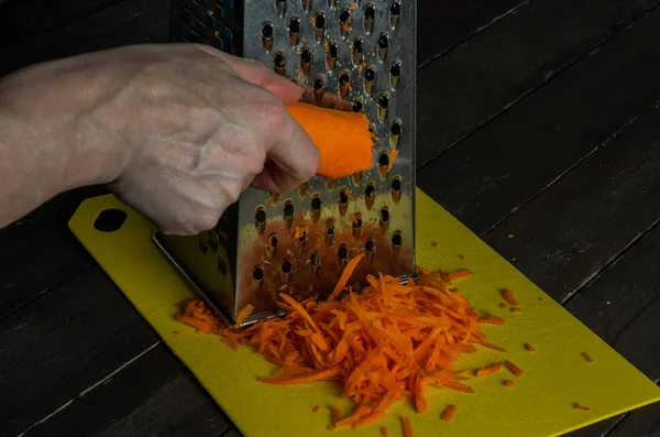 Руки Повара Терли Морковь — стоковое фото