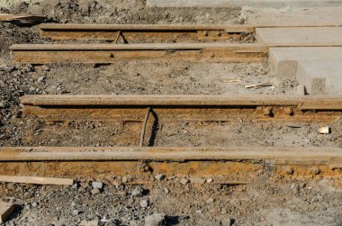 Eski paslı tramvay rayları sökülmüş