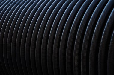 Büyük çaplı siyah plastik boru