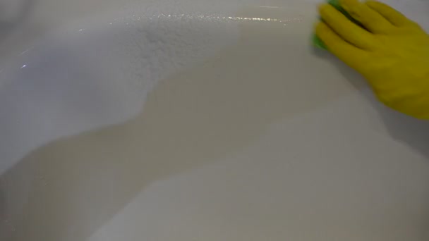 Trabalhador Doméstico Limpa Luvas Banho Amarelas Banheiro Usando Produtos Químicos — Vídeo de Stock