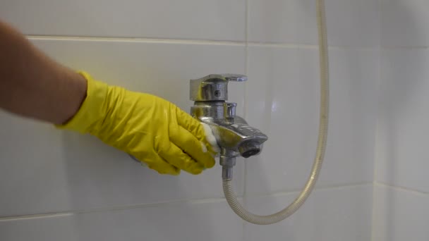 国内労働者は黄色い手袋家庭用化学薬品が付いている浴室の水道できれい — ストック動画
