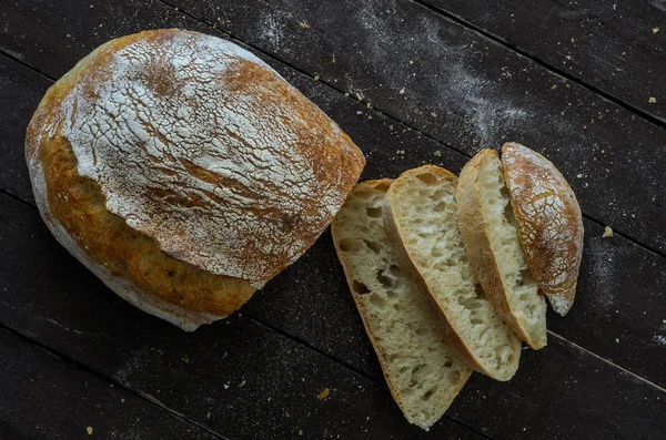 Versgebakken Zelfgebakken Brood Een Houten Tafel — Stockfoto