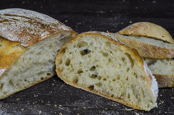 Frisch Gebackenes Hausgemachtes Brot Auf Einem Holztisch — Stockfoto