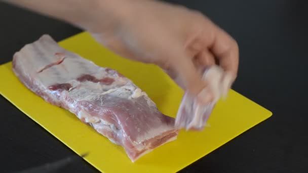 Carnicero Cortando Carne Cerdo Tabla Cortar — Vídeo de stock