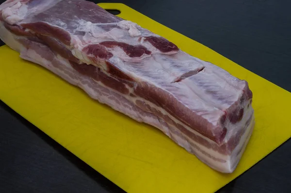 Metzger Zerlegt Schweinefleisch Auf Schneidebrett — Stockfoto