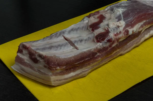 Metzger Zerlegt Schweinefleisch Auf Schneidebrett — Stockfoto