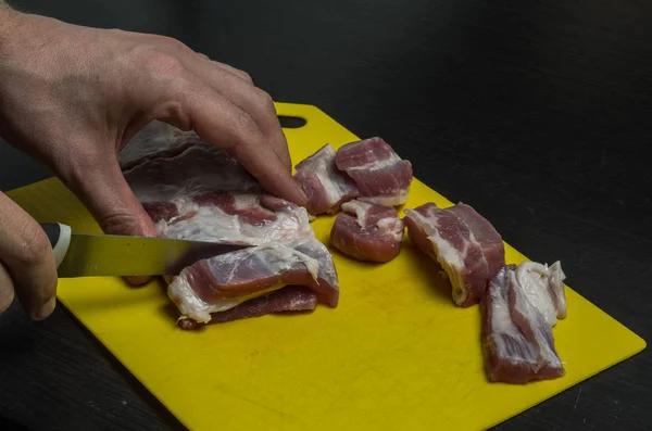 Metzger Zerlegt Schweinefleisch Auf Schneidebrett — Stockfoto