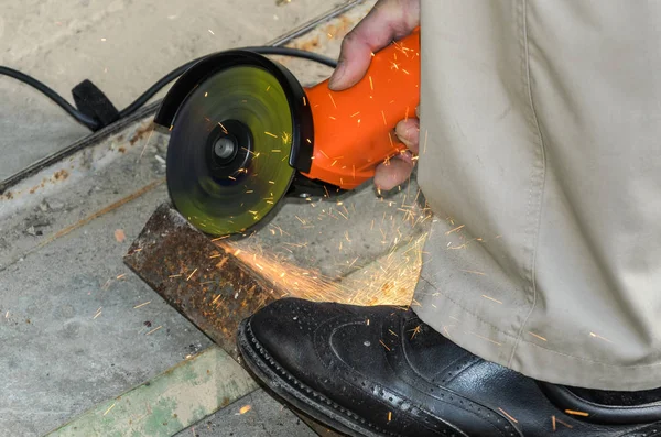 Arbeiter Schneidet Metall Mit Dem Schleifer Funken Fliegen — Stockfoto