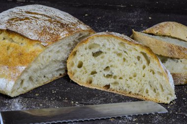 Ahşap bir masa üzerinde taze pişmiş ev yapımı ekmek