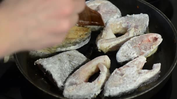 フライパンで揚げた魚の鯉 — ストック動画