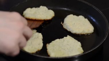 Ayçiçeği yağı bir tava kızarmış patates kekler